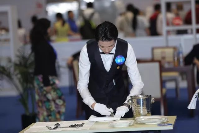 技藝精湛展風(fēng)采，服務(wù)卓越贏未來——上海市商貿(mào)旅游學(xué)校選手在第45屆世界技能大賽全國(guó)選拔賽中榮獲餐廳服務(wù)項(xiàng)目銀牌